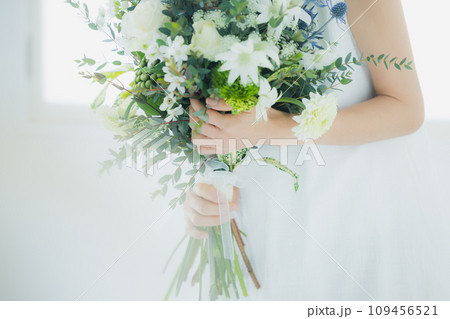 花束を持つ女性の手元 花束を持つ女性の手元 109456521