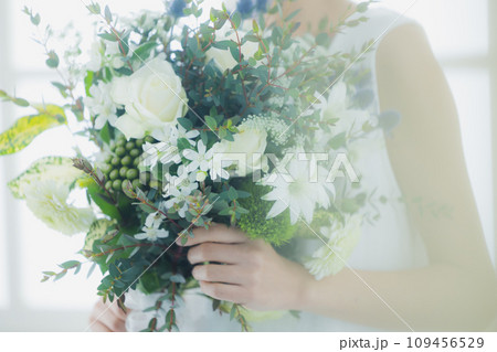 花束を持つ女性の手元 109456529