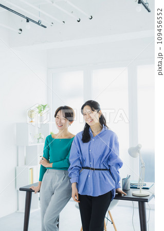 2人のビジネスウーマン 109456552
