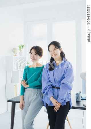 2人のビジネスウーマン 109456554