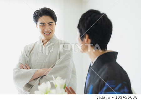 着物を着た男女 着物を着た男女 109456688