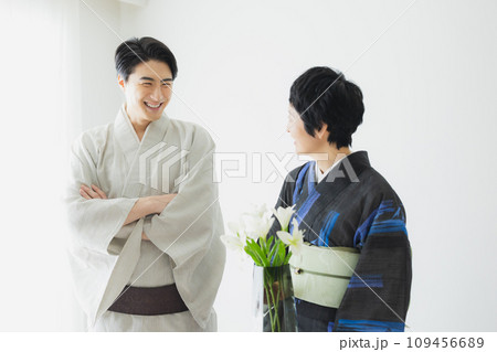 着物を着た男女 109456689