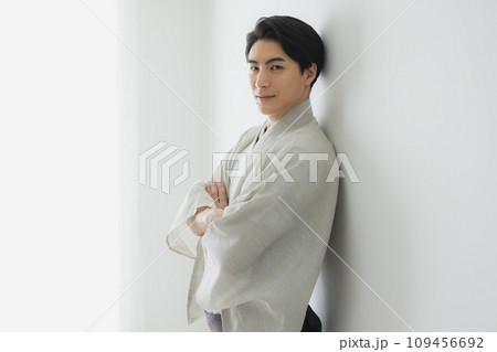 着物を着た男性 109456692