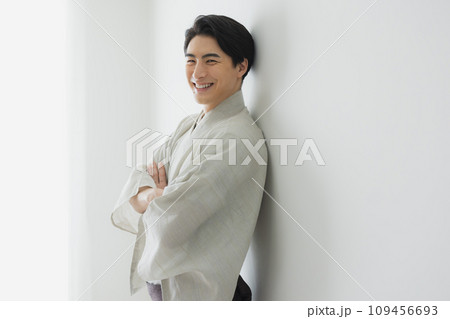 着物を着た男性 109456693