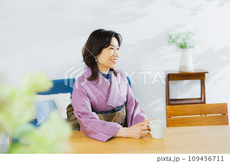 着物を着た女性　　 109456711