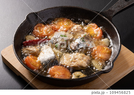 サバのアヒージョ(鯖の缶詰) サバのアヒージョ(鯖の缶詰) 109456825