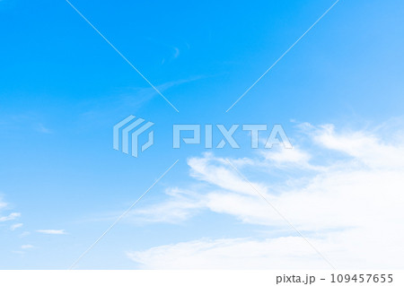 青空と白い雲 109457655