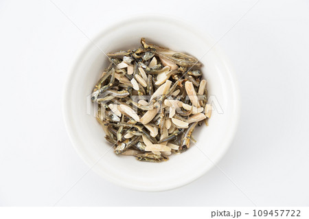 アーモンドフィッシュ　白背景 109457722