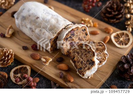 クリスマスのシュトーレン クリスマスのシュトーレン 109457729