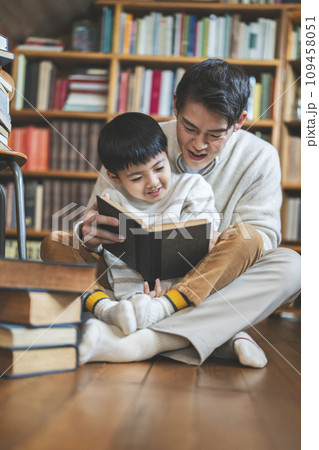 本を読む父親と7歳の息子　イメージ 109458051