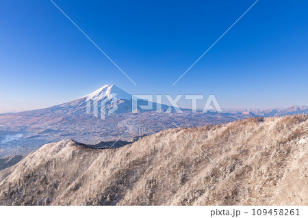 山梨_三ツ峠山から望む絶景富士の雪景色 109458261