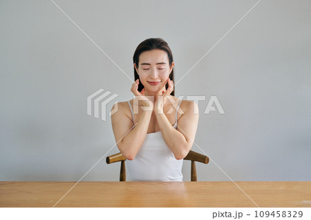 顔をマッサージして肌のお手入れをする30代女性 顔をマッサージして肌のお手入れをする30代女性 109458329