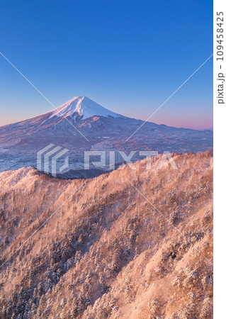 山梨_夜明けの紅富士と雪景色の絶景風景 109458425