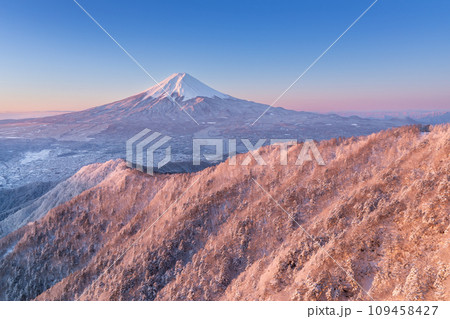 山梨_夜明けの紅富士と雪景色の絶景風景 109458427