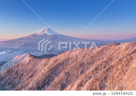 山梨_夜明けの紅富士と雪景色の絶景風景 109458428