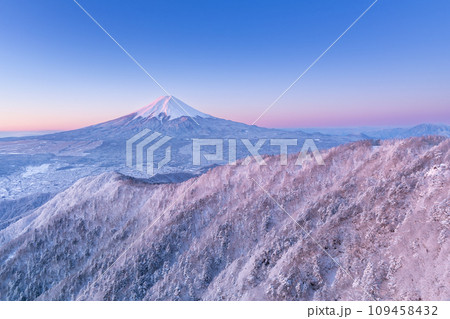 山梨_夜明けの紅富士と雪景色の絶景風景 109458432