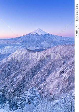 山梨_夜明けの紅富士と雪景色の絶景風景 109458435