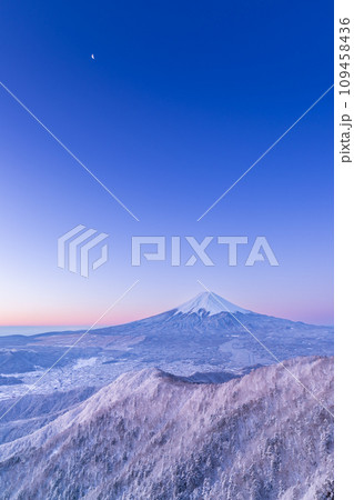 山梨_夜明けの紅富士と雪景色の絶景風景 109458436