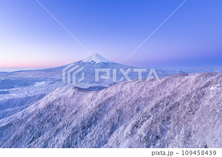 山梨_夜明けの紅富士と雪景色の絶景風景 109458439