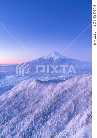 山梨_夜明けの紅富士と雪景色の絶景風景 109458444
