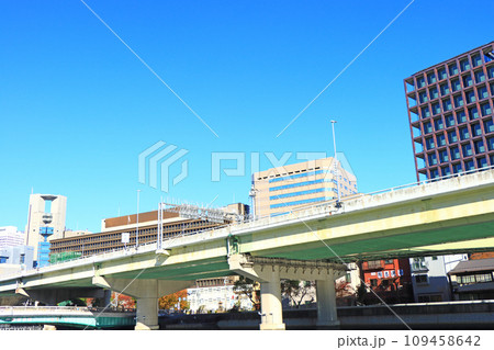 大阪府大阪市、中之島周辺に建つ高層ビル群の風景 109458642