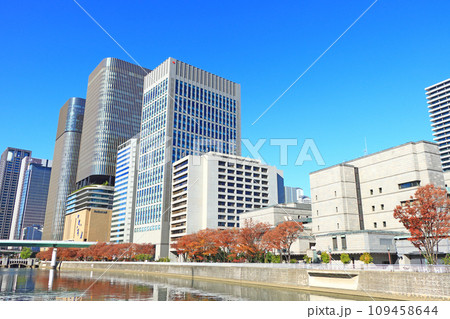 大阪府大阪市、中之島周辺に建つ高層ビル群の風景 109458644