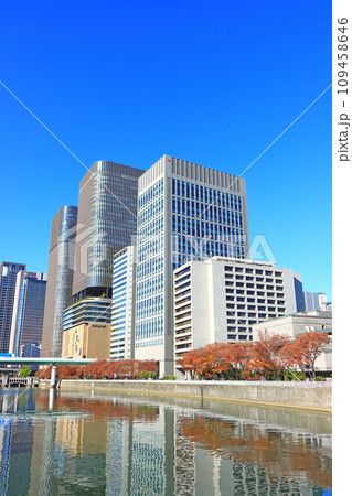 大阪府大阪市、中之島周辺に建つ高層ビル群の風景 109458646