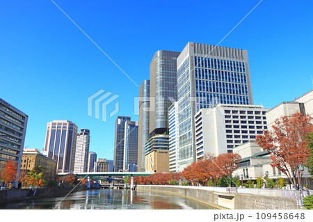 大阪府大阪市、中之島周辺に建つ高層ビル群の風景 大阪府大阪市、中之島周辺に建つ高層ビル群の風景 109458648