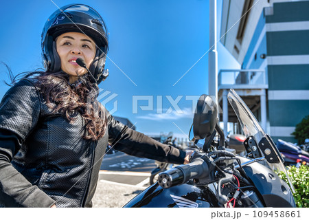 クルーザーバイクで横浜ツーリングをする女性ライダー 109458661