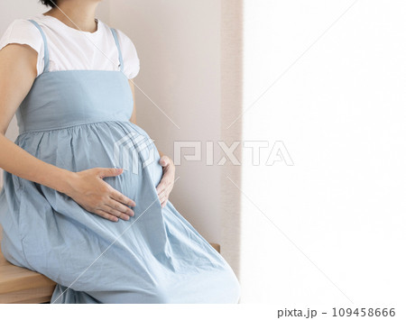 椅子に座っている臨月の女性のお腹 109458666