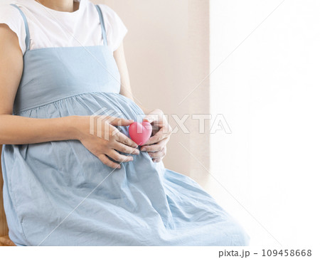 ハートを持つ妊婦の女性 109458668