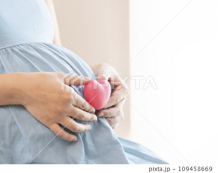 ハートを持つ妊婦の女性 109458669