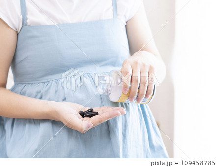 妊婦の女性がサプリメントを摂取するイメージ 妊婦の女性がサプリメントを摂取するイメージ 109458785
