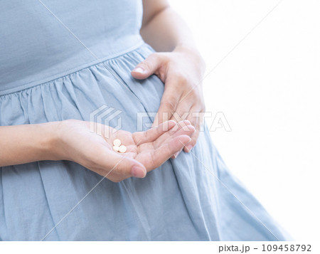 妊婦の女性が薬を摂取するイメージ 妊婦の女性が薬を摂取するイメージ 109458792