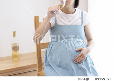 白ワインを飲む妊婦女性 109459151