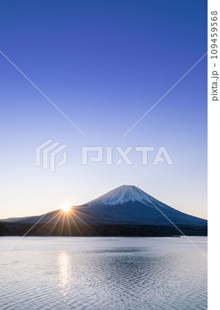 山梨_本栖湖から見る初日の出 109459568
