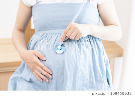 お腹に聴診器をあてる妊婦の女性 お腹に聴診器をあてる妊婦の女性 109459639