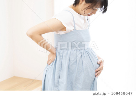 腰に手をあてる妊婦女性 腰に手をあてる妊婦女性 109459647