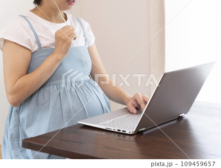 パソコン画面を見て通話をしている妊婦の女性 109459657