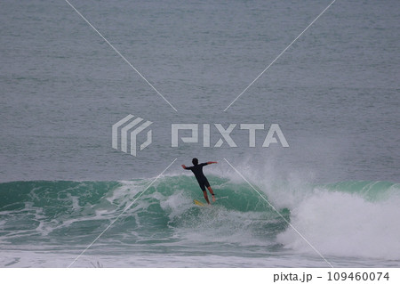 高知のサーファー 109460074