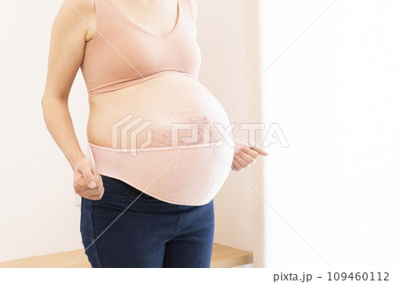 臨月の妊婦女性のお腹と腹帯 臨月の妊婦女性のお腹と腹帯 109460112
