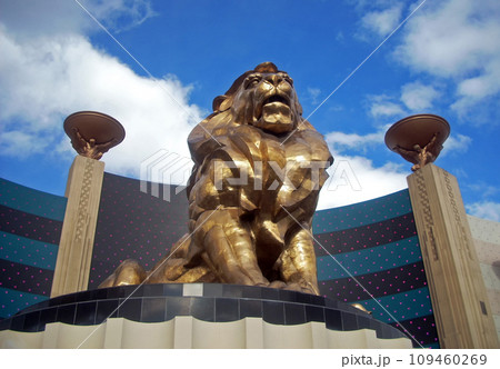 A sculpture of a metal lion. 109460269