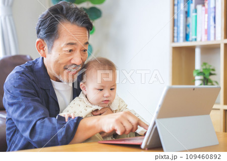 祖父と孫　パソコン 109460892