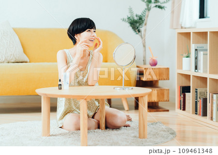 スキンケアをする女性。 109461348