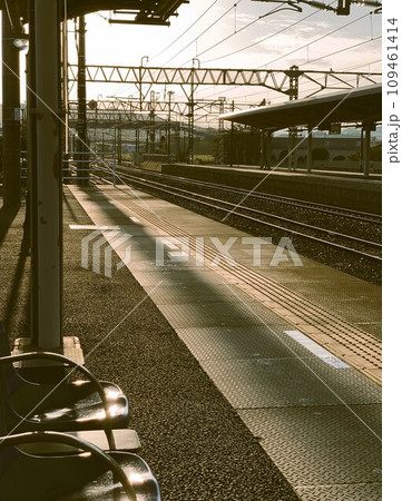 誰もいない駅のホーム 109461414