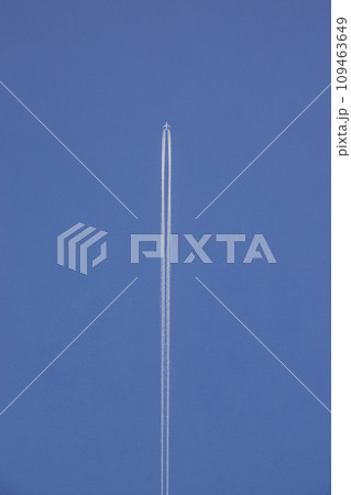 紺碧の空と飛行機雲 紺碧の空と飛行機雲 109463649