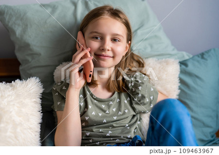preteen pretty Pretty preteen girl sitting in the bed and...の写真素材 [109463967] - PIXTA