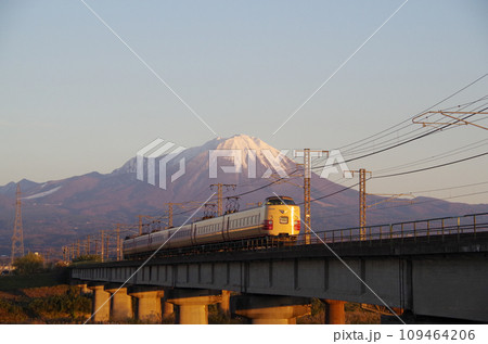 夕刻の紅色に染まる冠雪の大山と去りゆく国鉄色381系特急やくも(後追い) 夕刻の紅色に染まる冠雪の大山と去りゆく国鉄色381系特急やくも(後追い) 109464206
