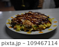 ソースたっぷりかかったお好み焼き　牡蠣のお好み焼き 109467114