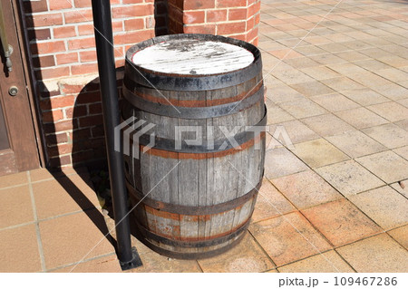 木製の樽 109467286